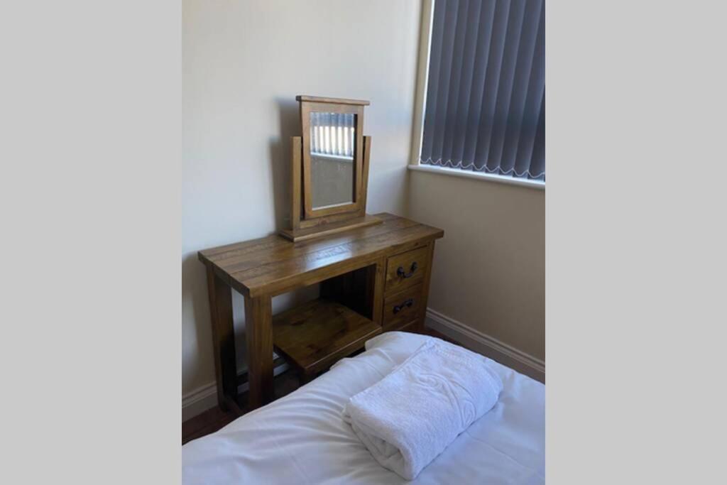 3 Bed Contemporary Crewe Apartment Екстер'єр фото